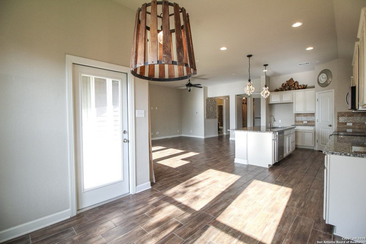 1024 Water Oak - Photo 3 of 29