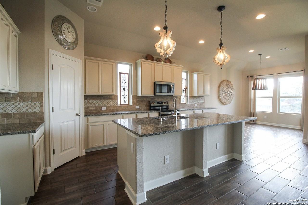 1024 Water Oak - Photo 4 of 29