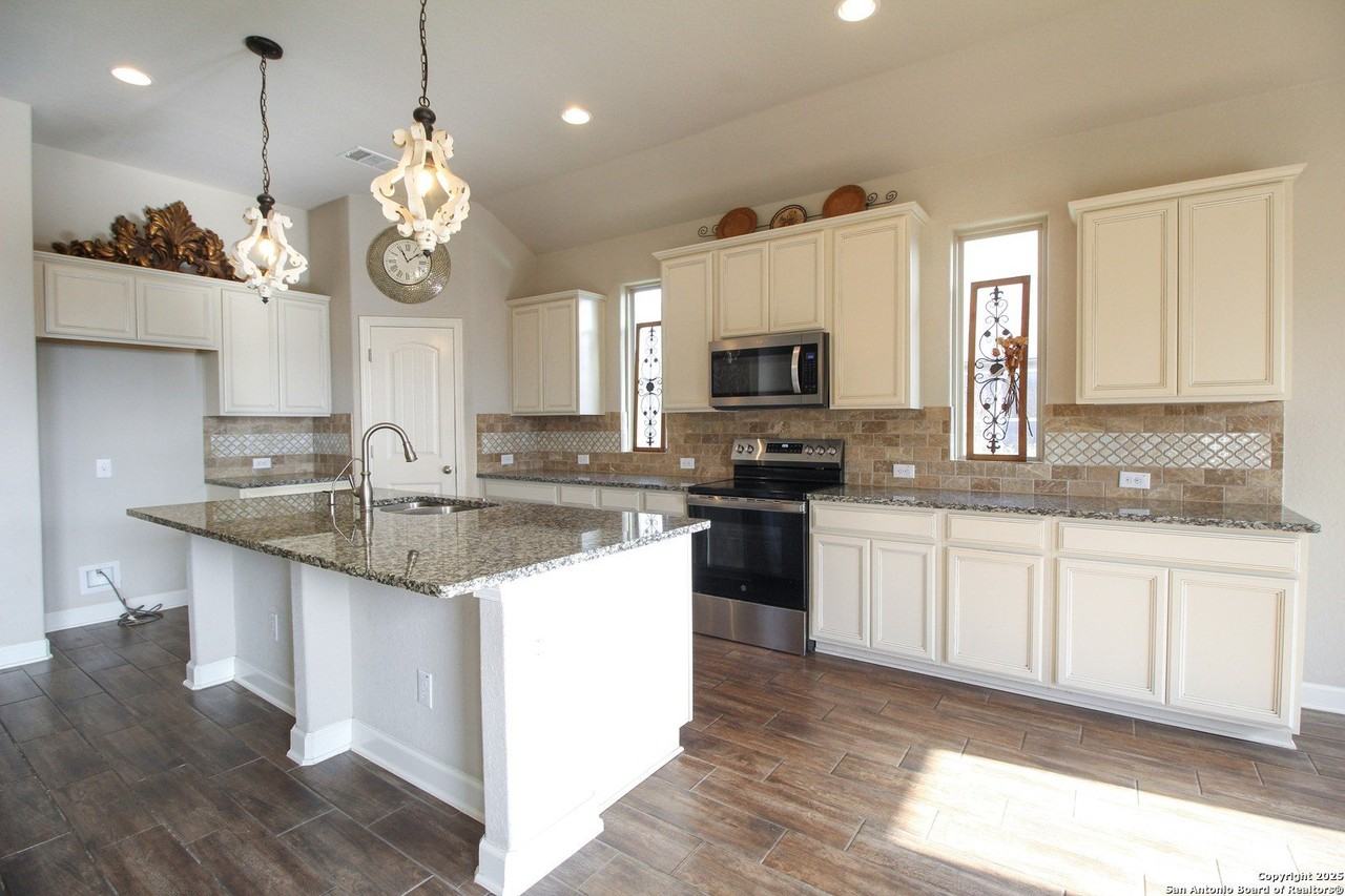 1024 Water Oak - Photo 5 of 29