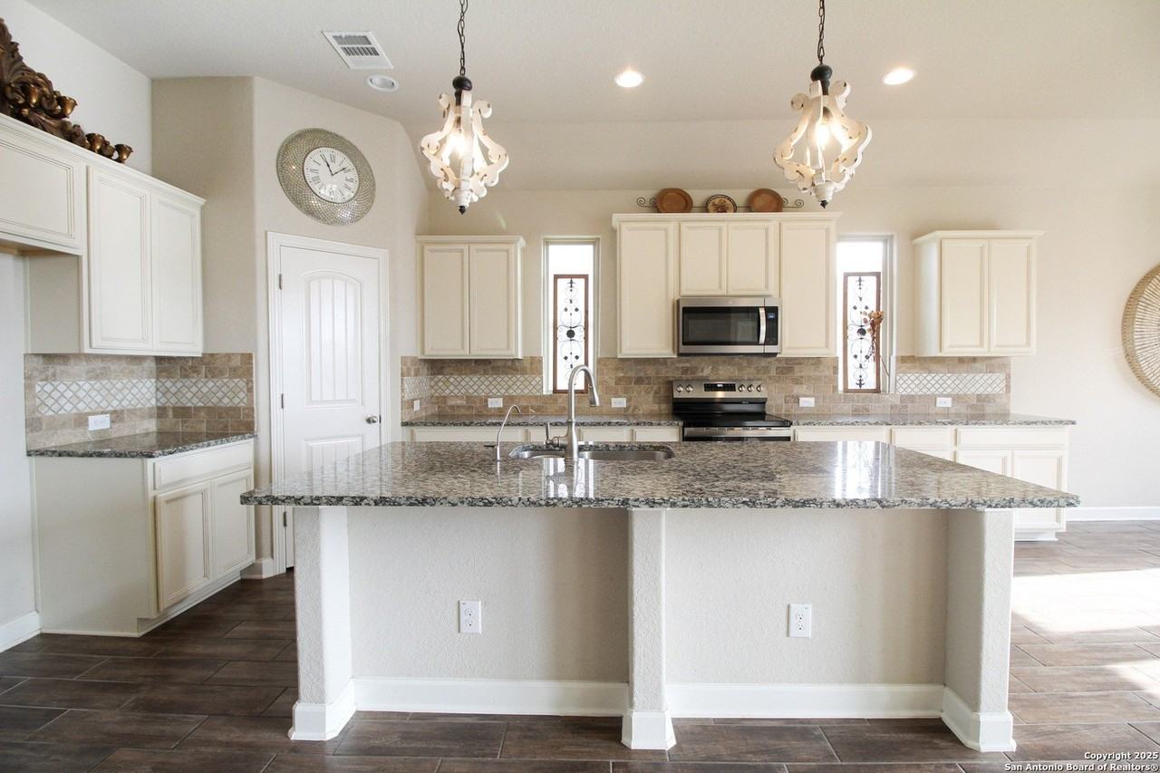 1024 Water Oak - Photo 6 of 29