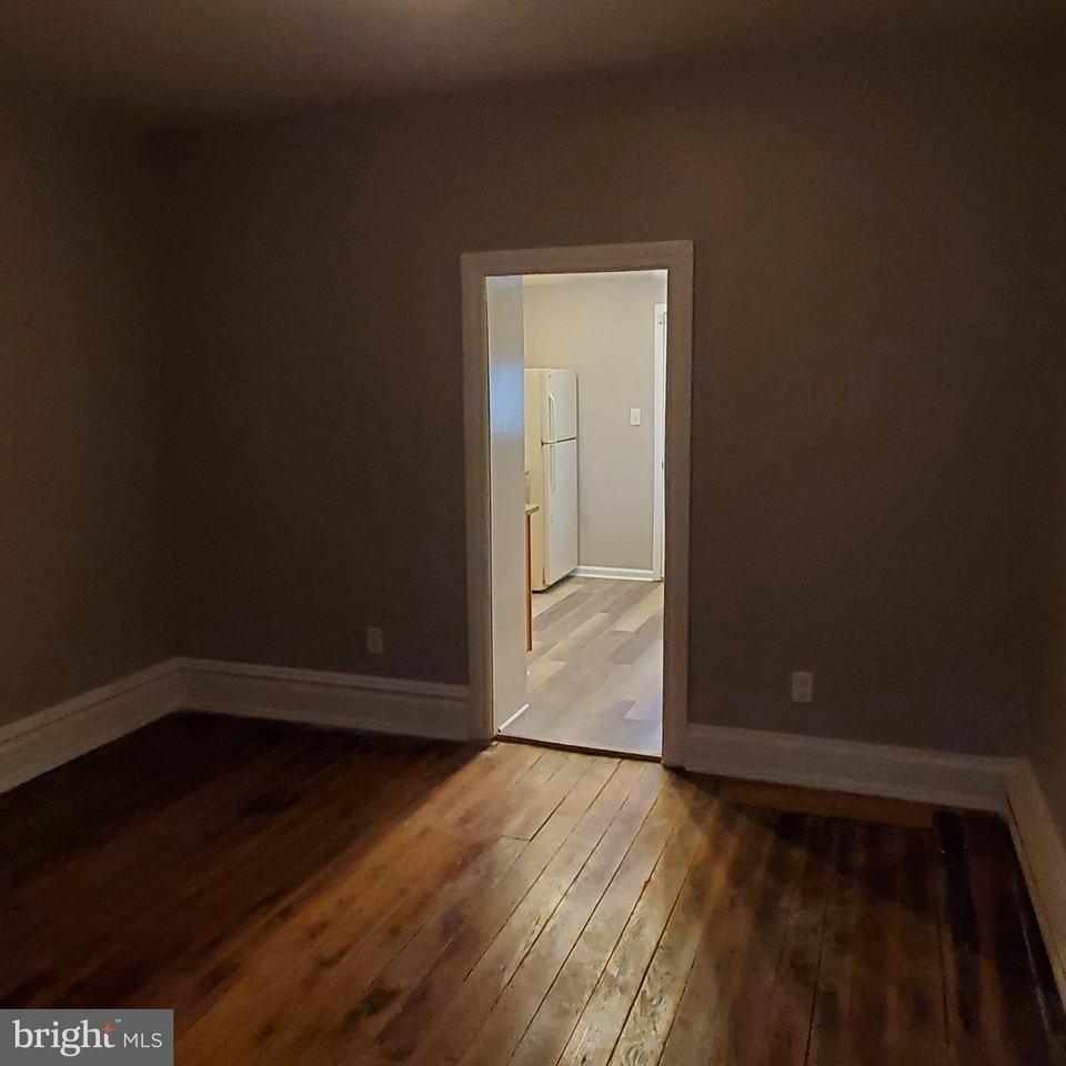 314 S Locust St - Photo 3 of 18