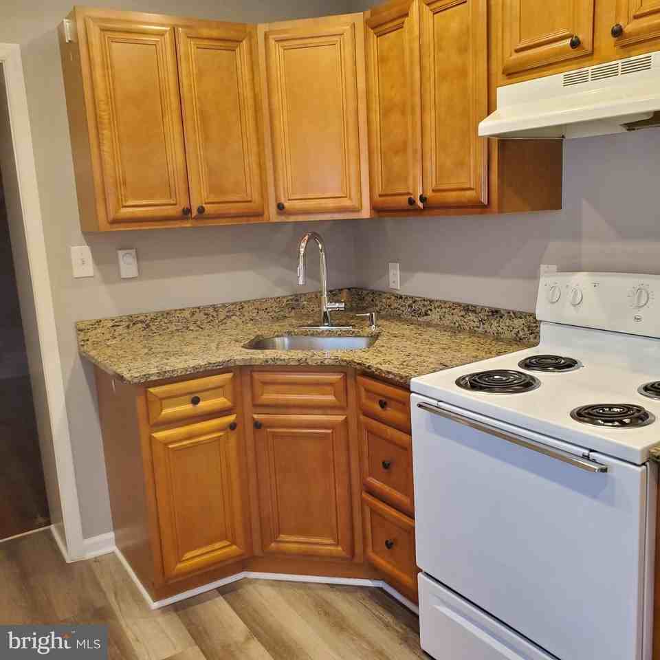 314 S Locust St - Photo 4 of 18