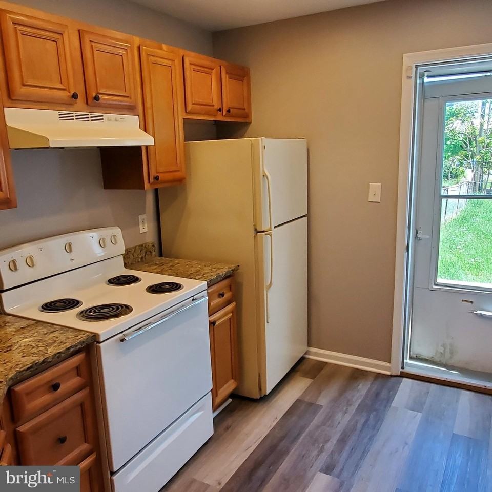 314 S Locust St - Photo 5 of 18