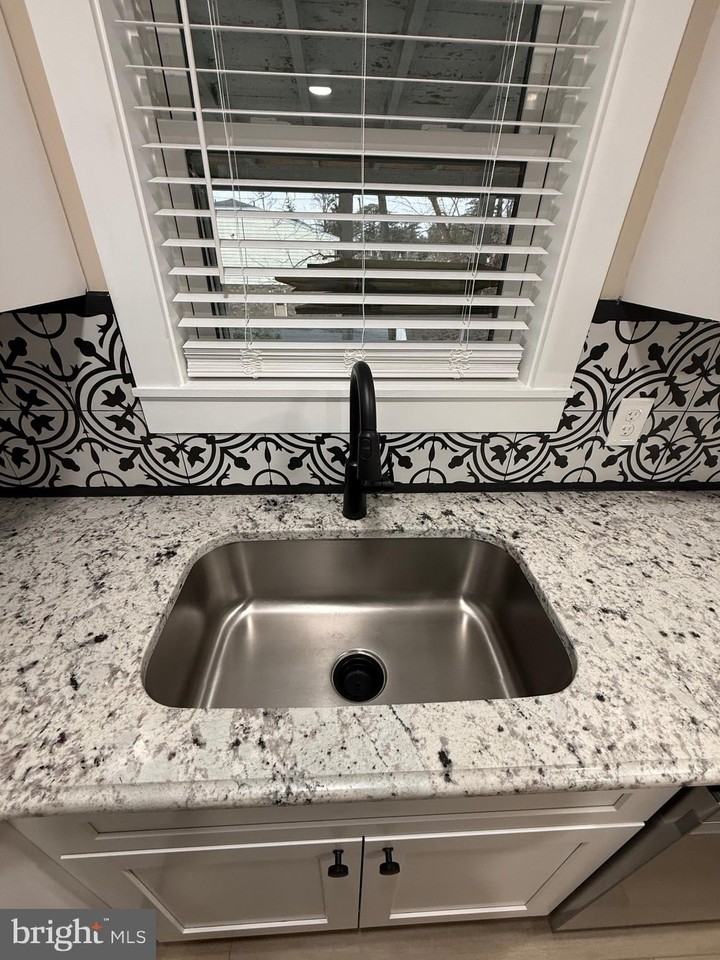 333 E Piccadilly St - Photo 4 of 31