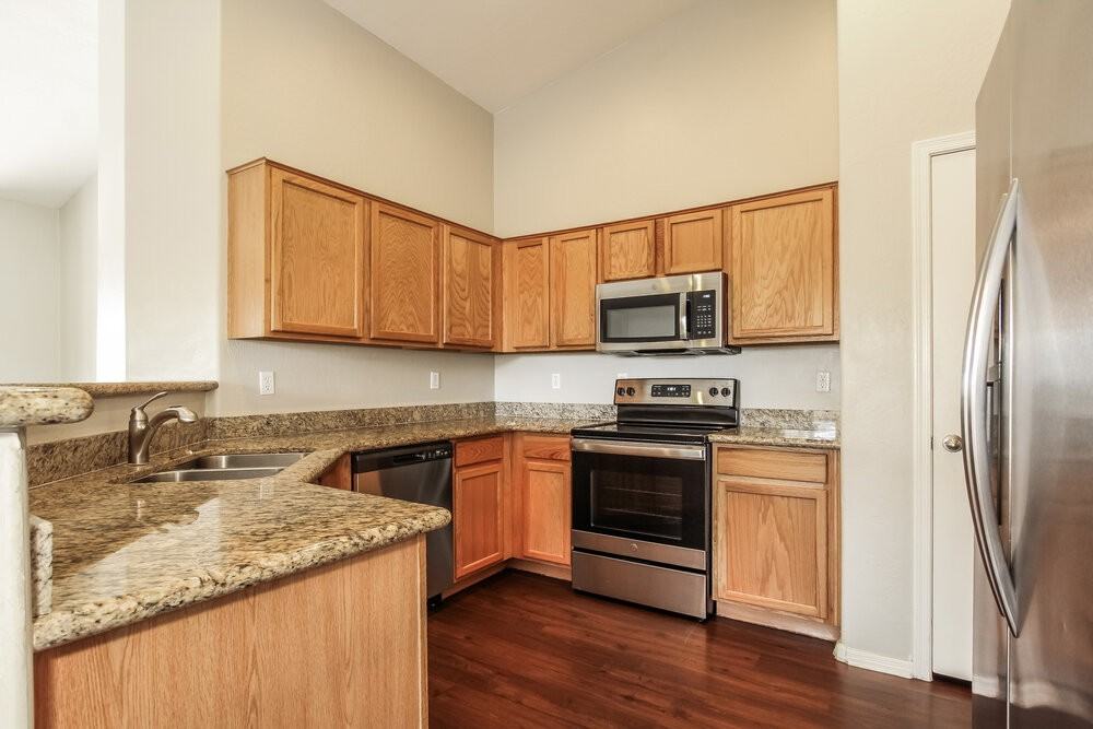 15109 W Adams St - Photo 6 of 16