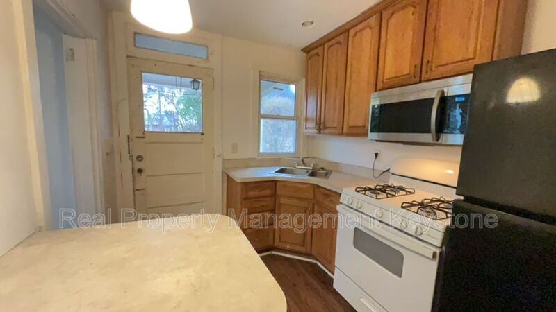 1026 Mirror St - Photo 3 of 26