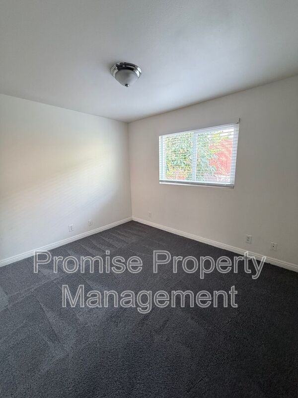 4398 - Photo 5 of 11