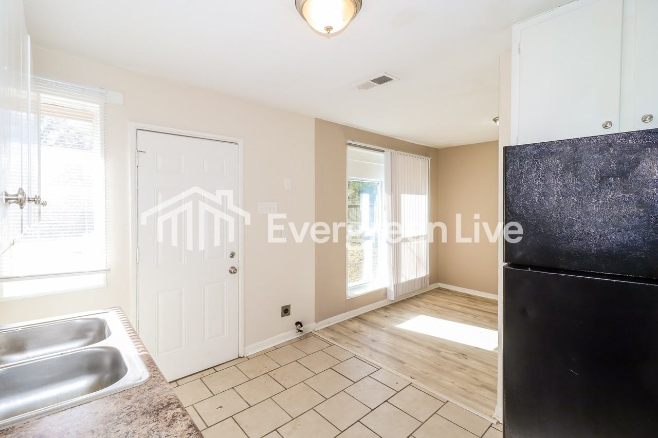 4089 Rhodes Ave - Photo 7 of 15