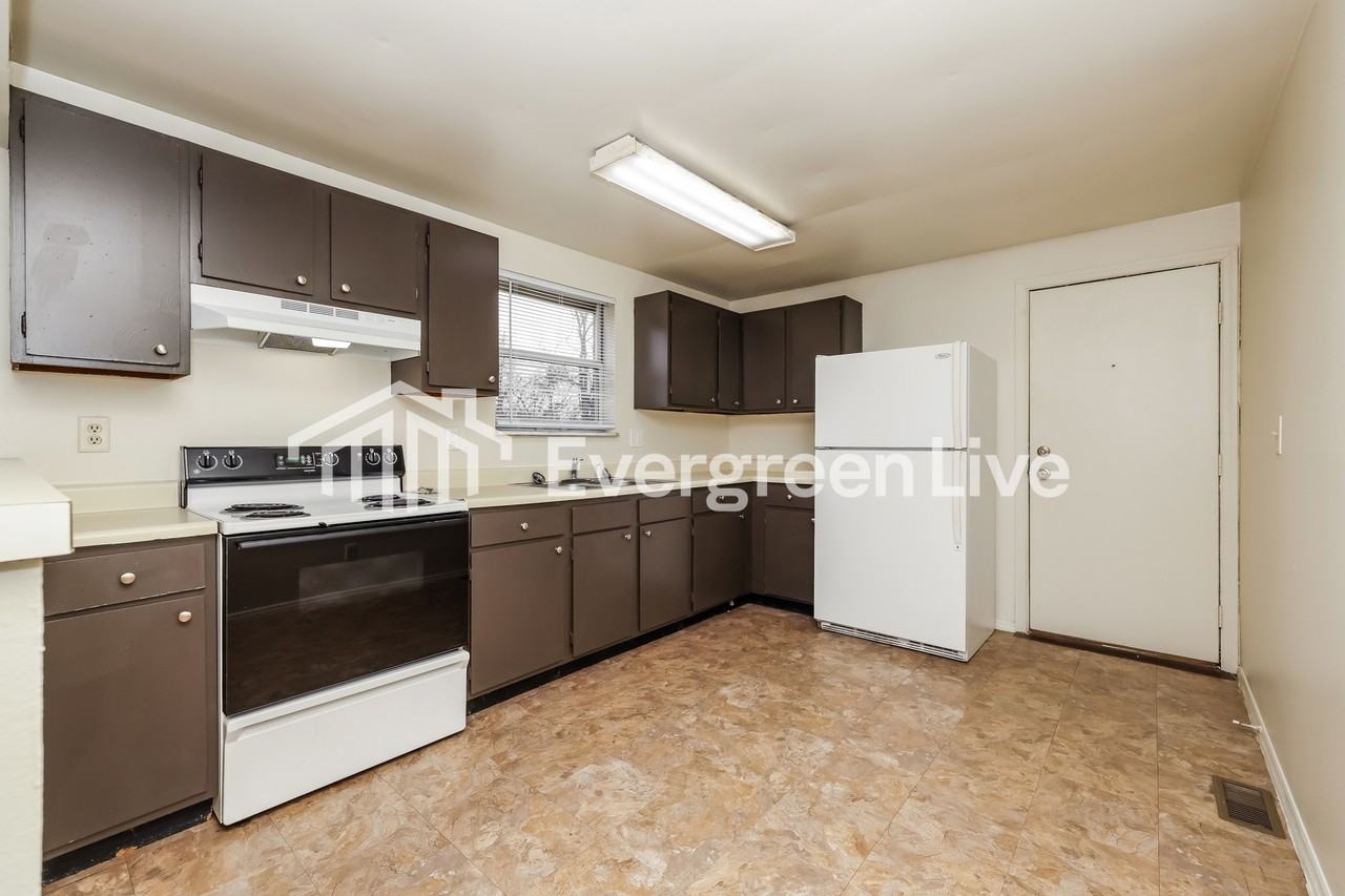 8811 Foxgate Ct - Photo 7 of 15