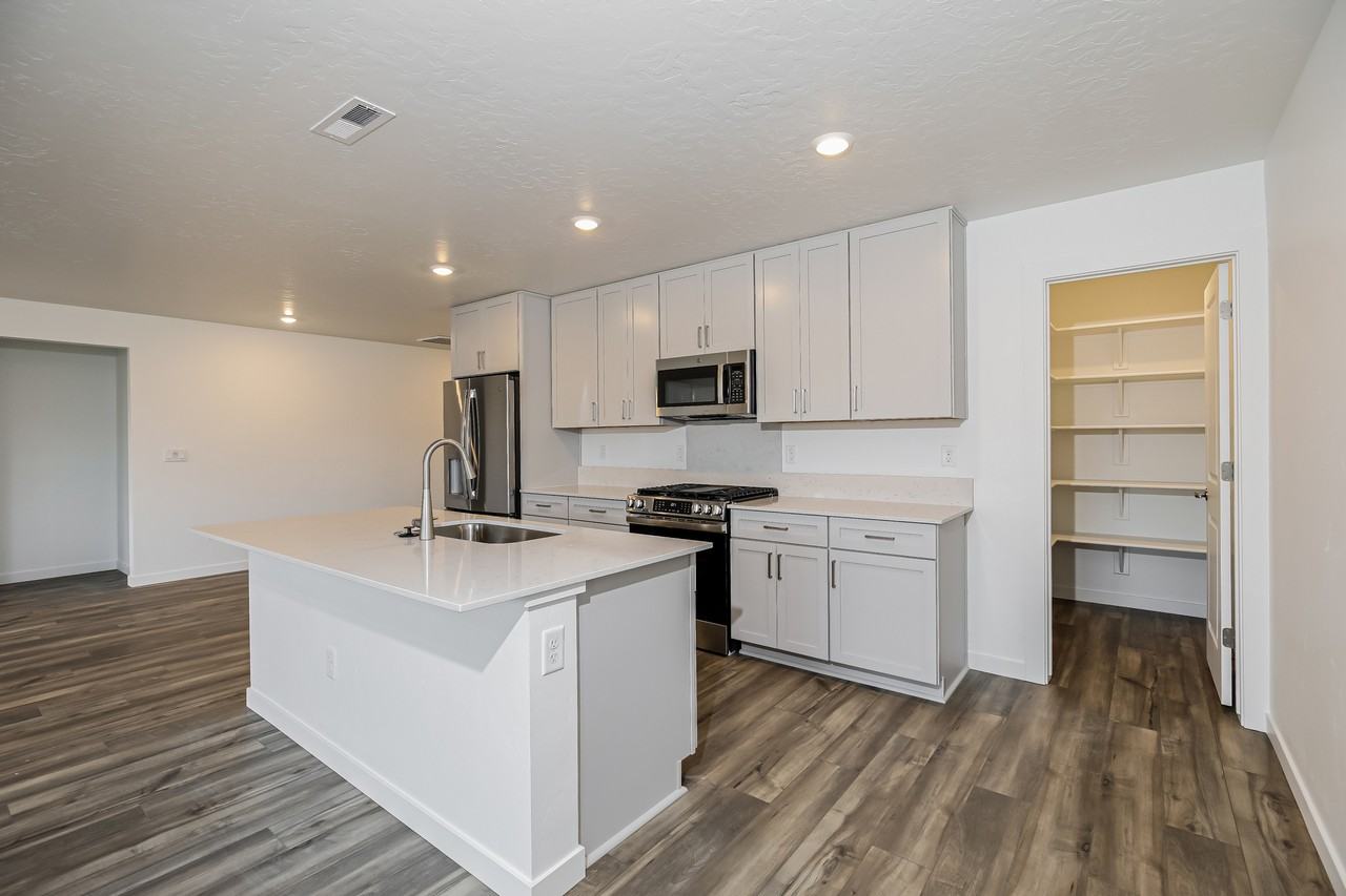 15206 Nimbus Way - Photo 6 of 16