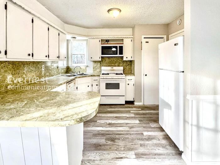 1756 S Pine Ave - Photo 3 of 40