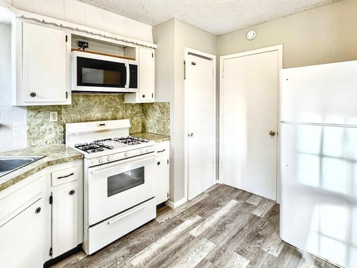 1756 S Pine Ave - Photo 4 of 40