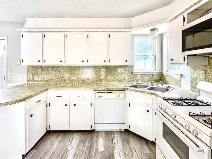 1756 S Pine Ave - Photo 5 of 40