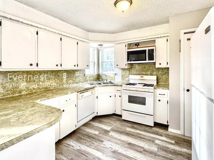 1756 S Pine Ave - Photo 6 of 40