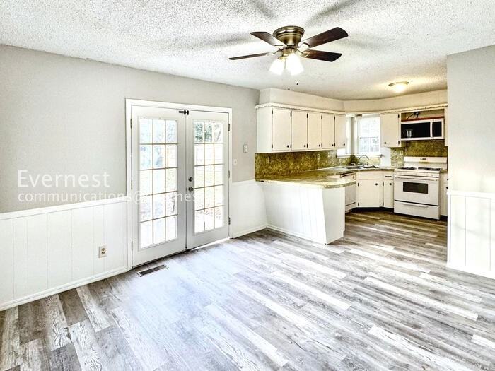 1756 S Pine Ave - Photo 7 of 40