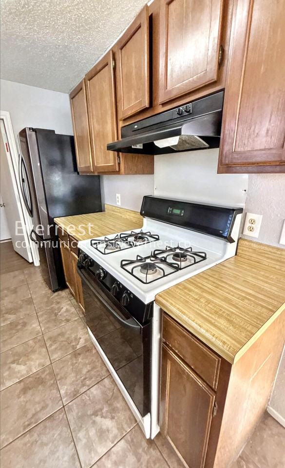 915 Pyegrave Pl - Photo 2 of 25