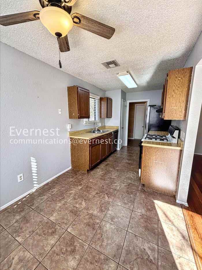 915 Pyegrave Pl - Photo 3 of 25