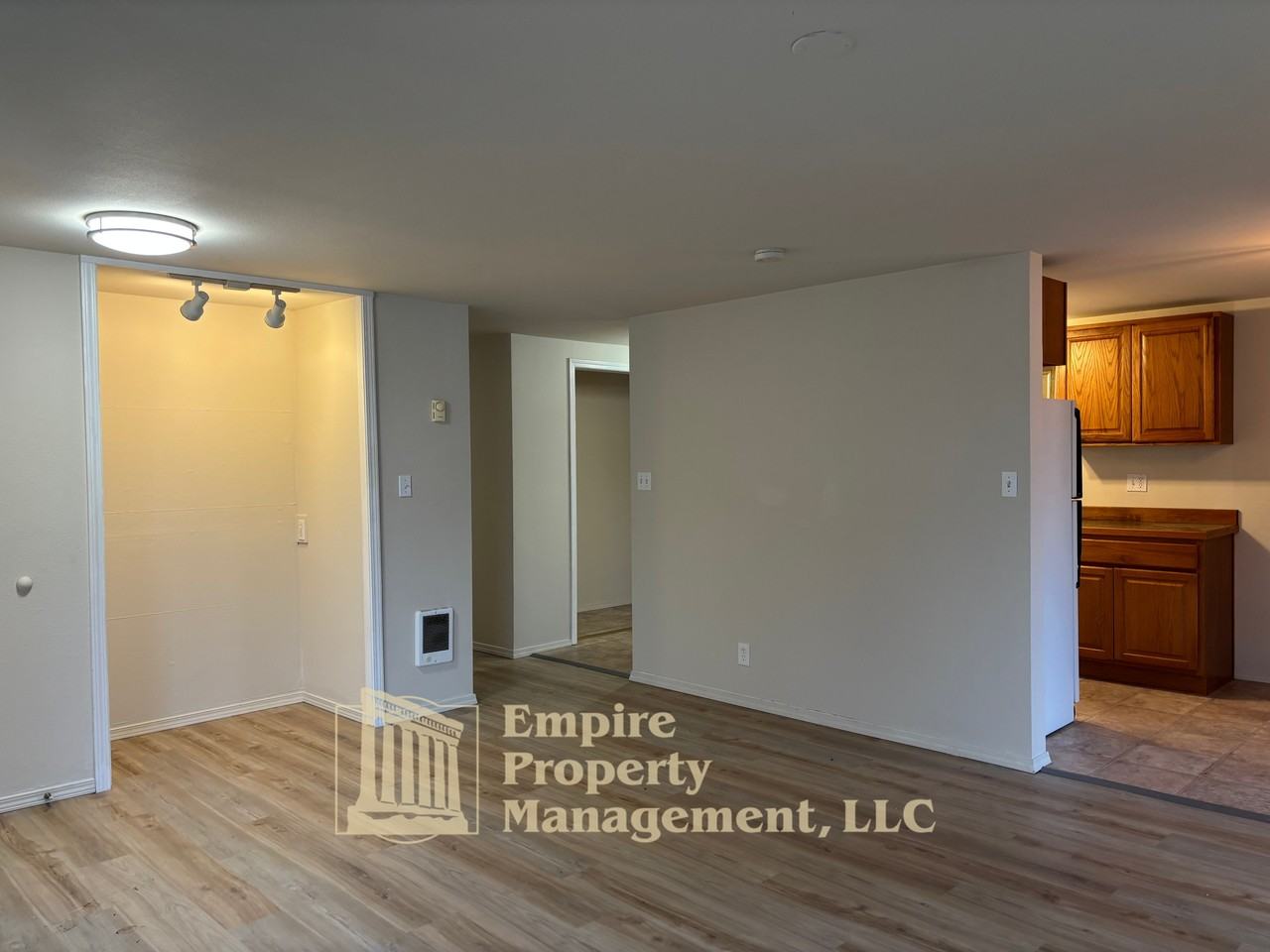 802 N Ella Ave - Photo 4 of 11