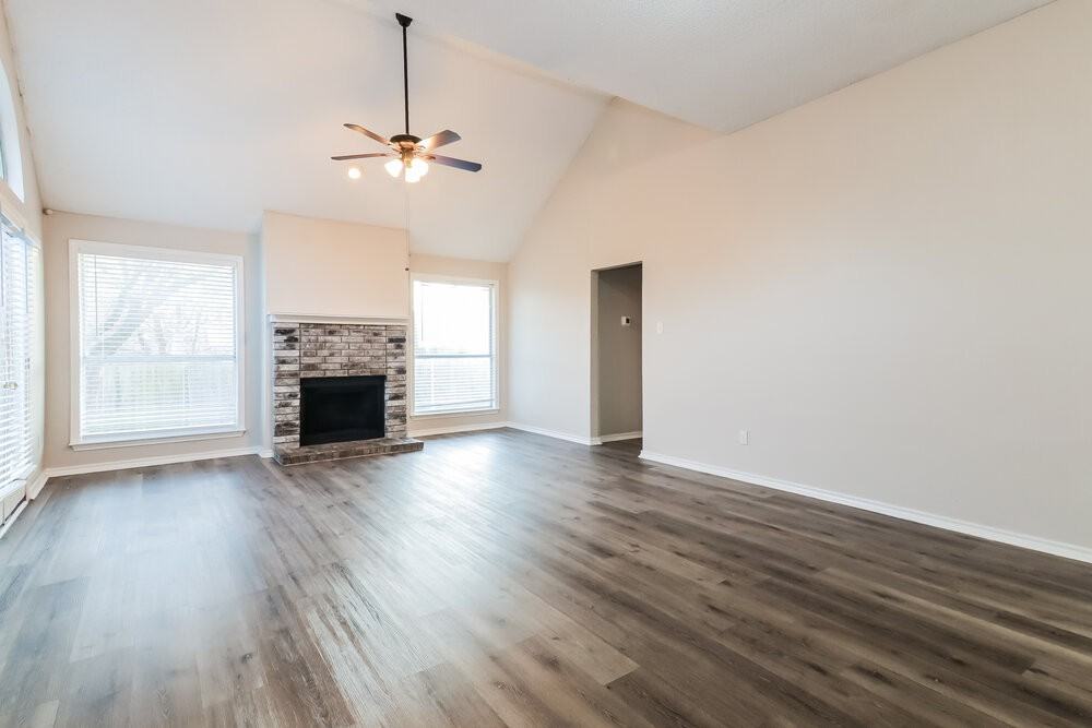 138 Woodcreek Dr - Photo 4 of 16