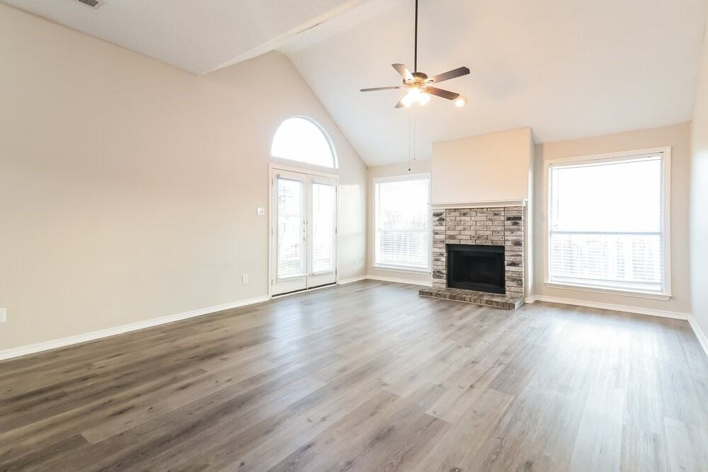 138 Woodcreek Dr - Photo 5 of 16