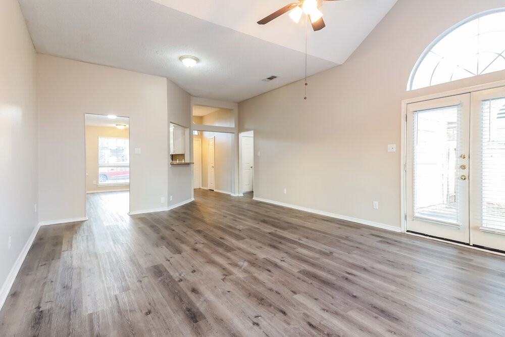 138 Woodcreek Dr - Photo 7 of 16