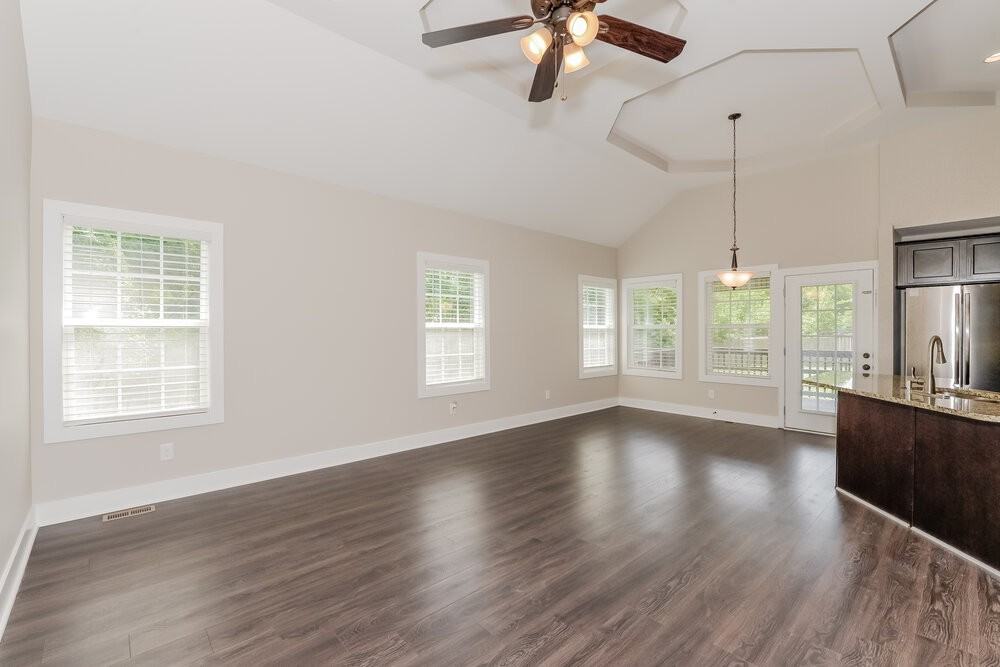 1724 Brick Ct - Photo 3 of 16