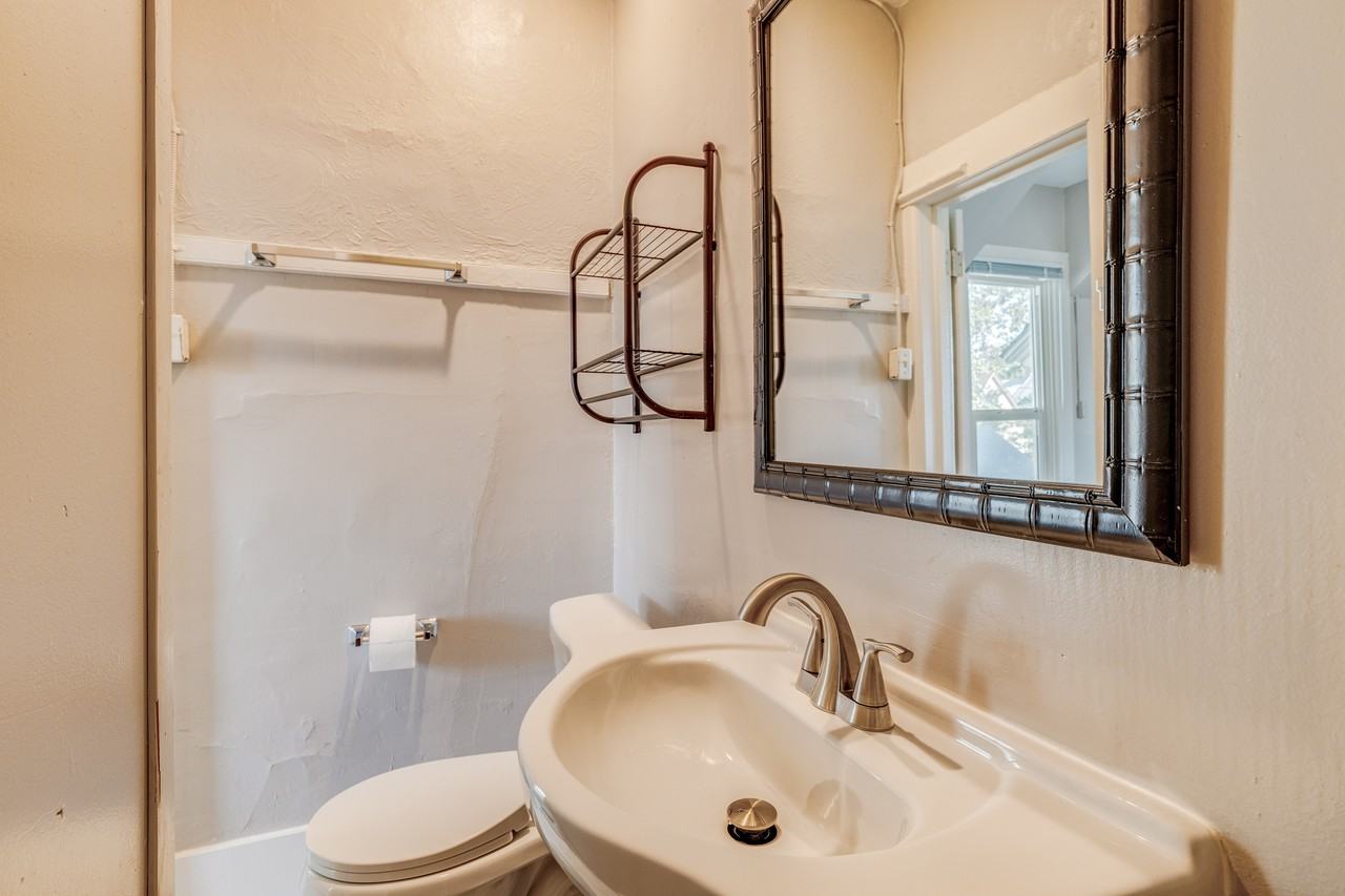 318 E Saint Vrain St #3 - Photo 5 of 14