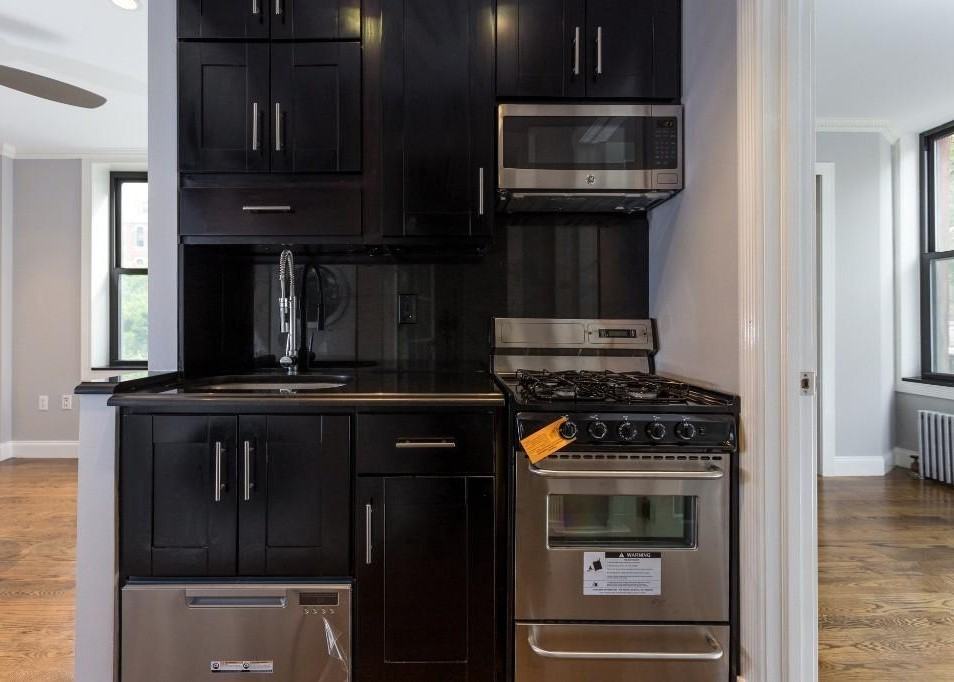 E 10th St #6 - Photo 5 of 7