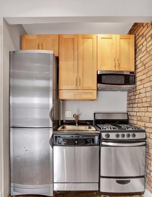 E 5th St #4D - Photo 4 of 5