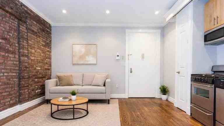 E 1st St #1R - Photo 2 of 5