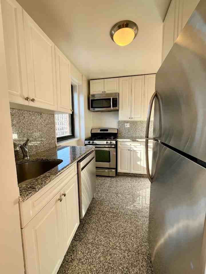 4th Ave #3H - Photo 3 of 5