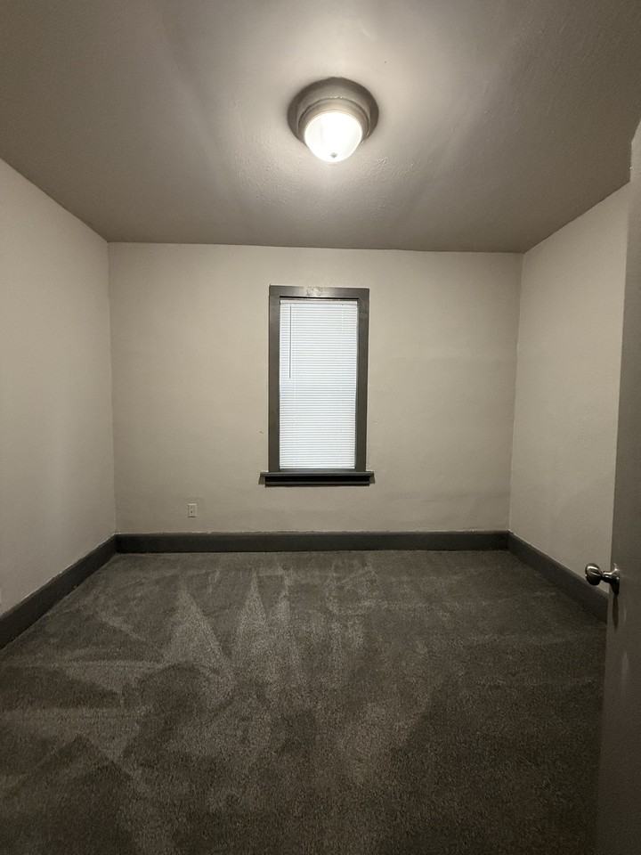 3023 N 21st St Uppr - Photo 2 of 3