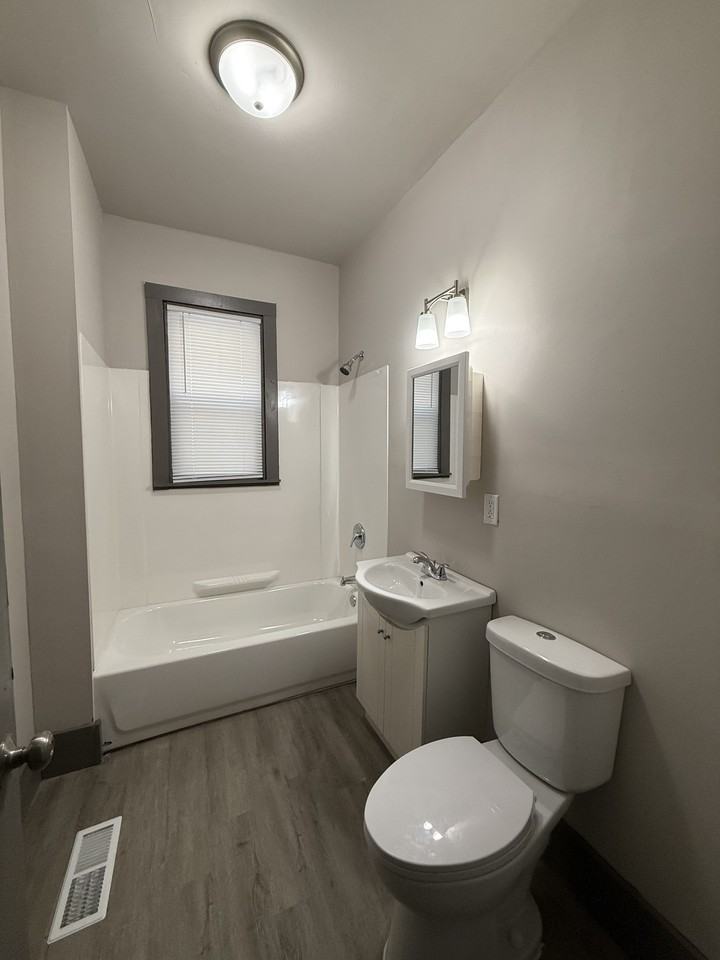 3023 N 21st St Uppr - Photo 3 of 3