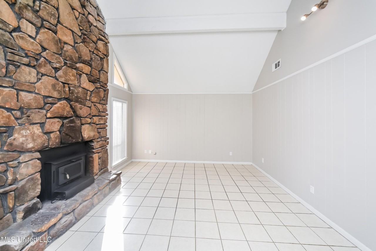 1876 Rapier Dr - Photo 4 of 15