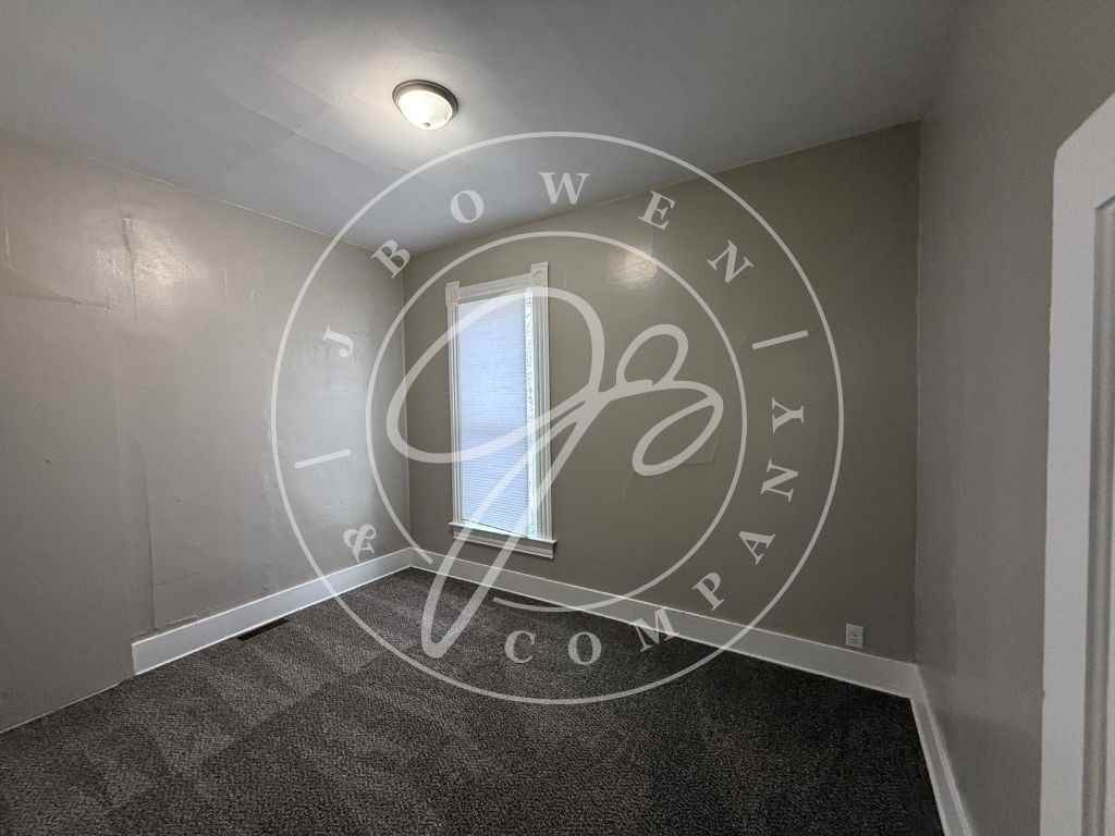 218 N Main St - Photo 4 of 8