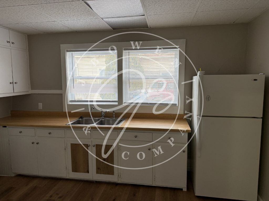 218 N Main St - Photo 6 of 8