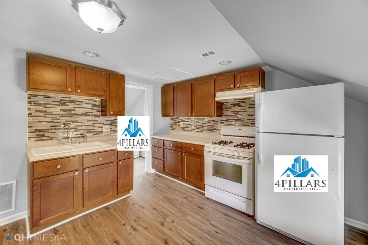 162 W Commercial Ave