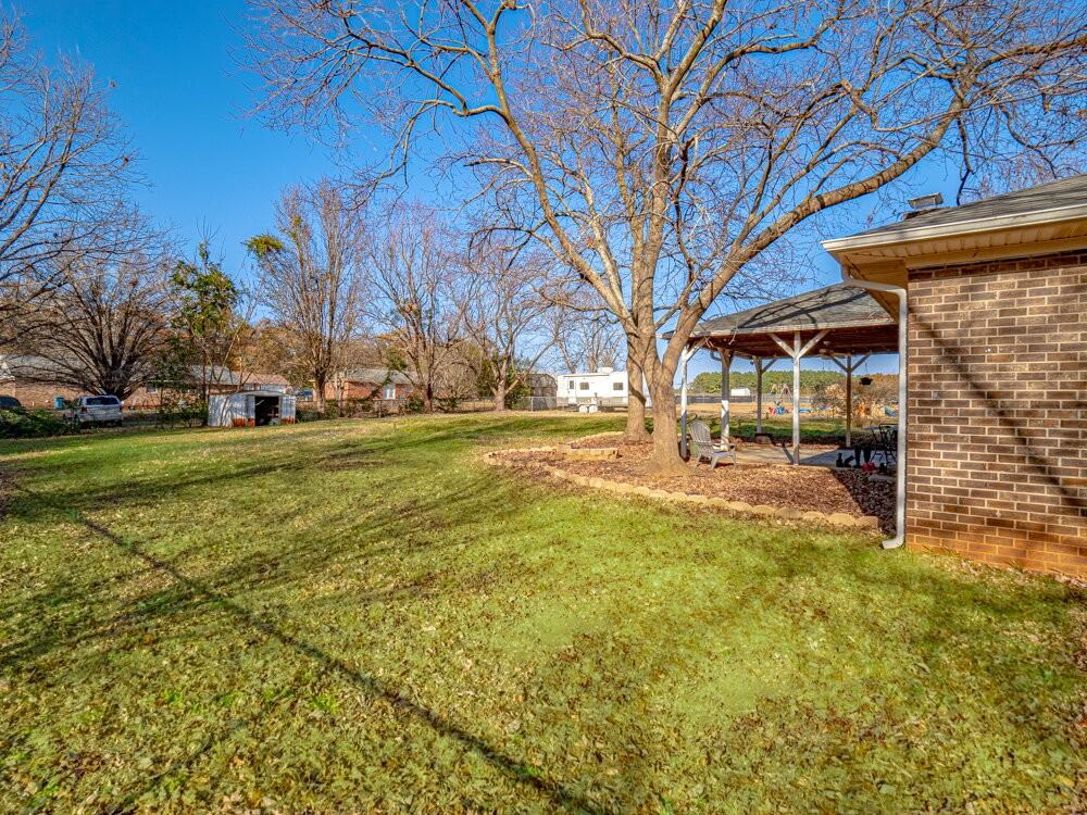 4635 Fountain Ct - Photo 4 of 27