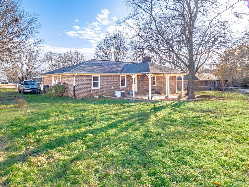 4635 Fountain Ct - Photo 7 of 27