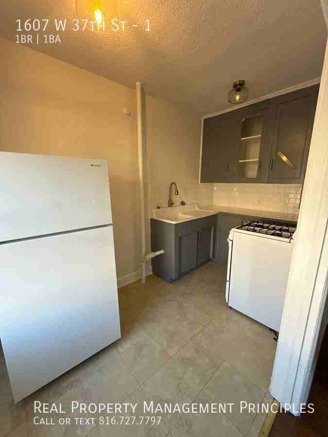 1607 W 37th St #1 - Photo 3 of 7