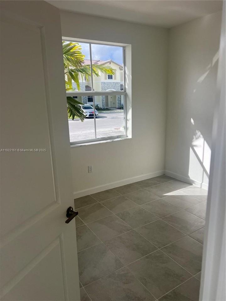 2630 Se 27th Ct #2630 - Photo 4 of 7