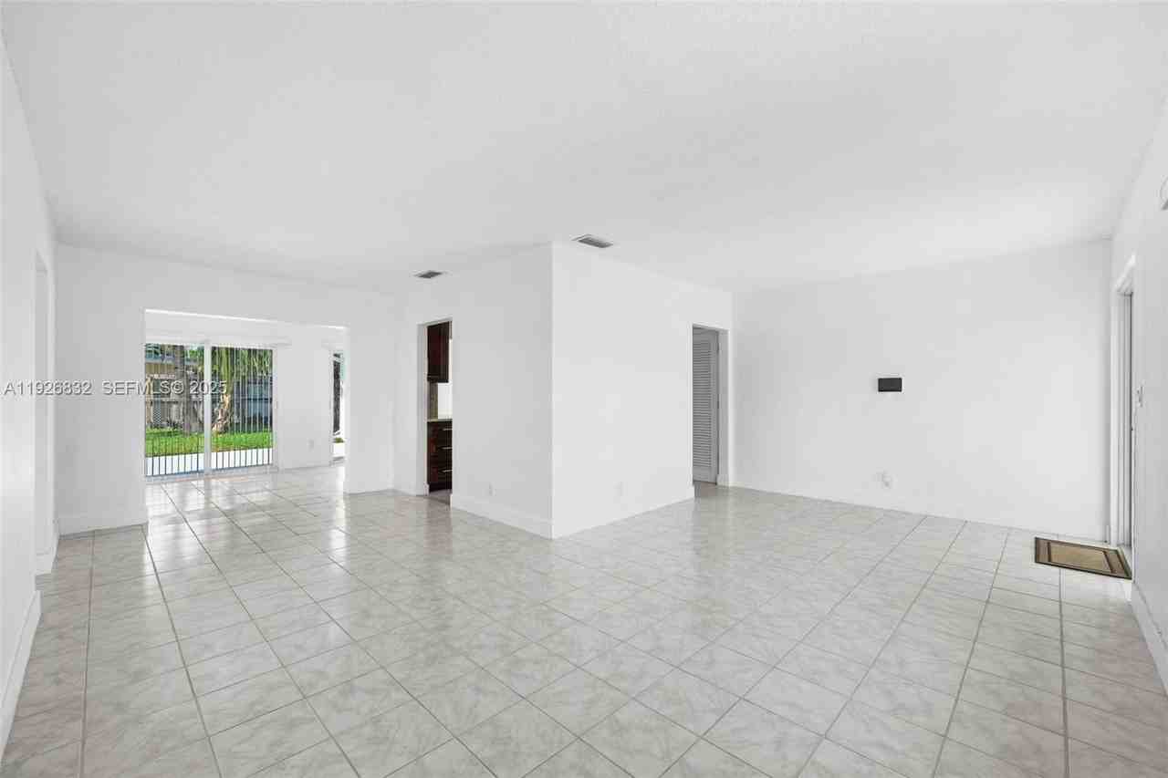 3925 Nw 19th Ave #3925 - Photo 2 of 30