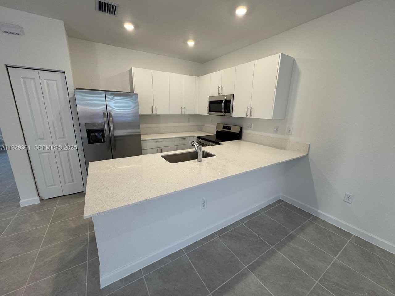 635 Se 13th Street Cir #635 - Photo 3 of 23