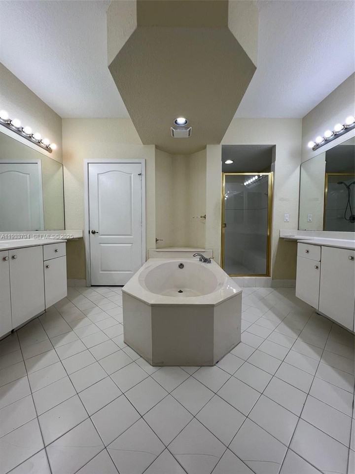 10710 Nw 66th St #10710-103 - Photo 6 of 20