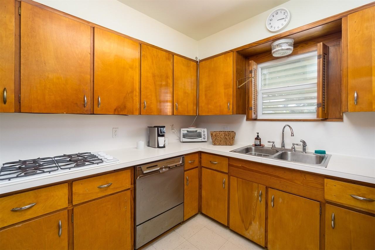 3602 Avenue Q 1/2 #3602UP - Photo 5 of 11