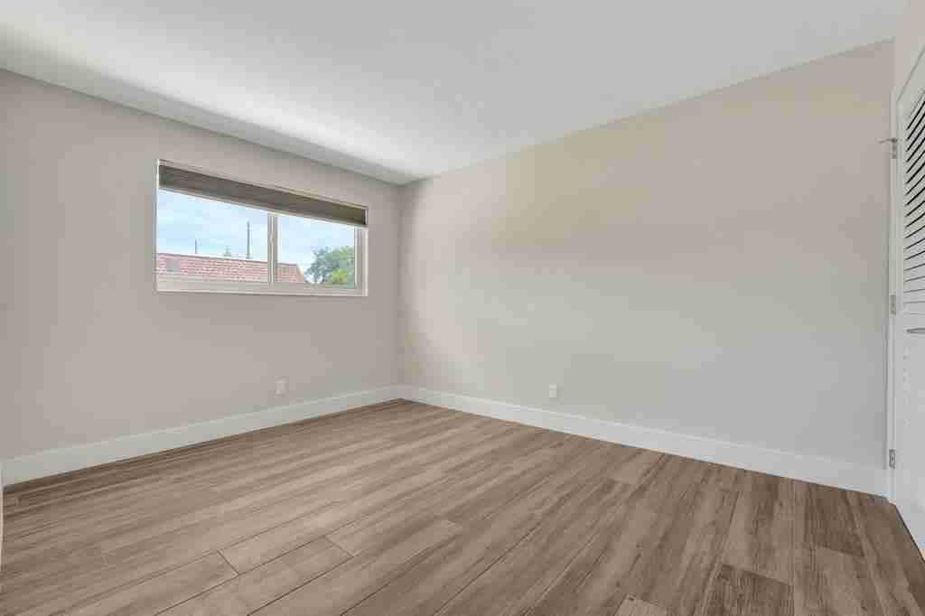 875 Ne 39th St #875 - Photo 3 of 11