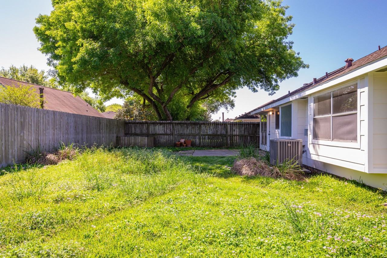 412 Meadowpoint Dr #412 - Photo 2 of 32