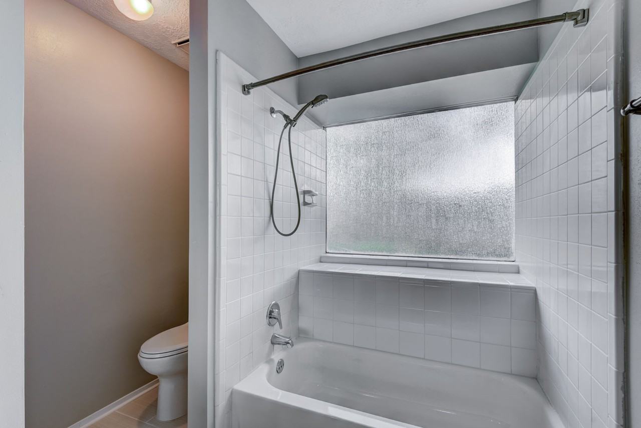 412 Meadowpoint Dr #412 - Photo 7 of 32