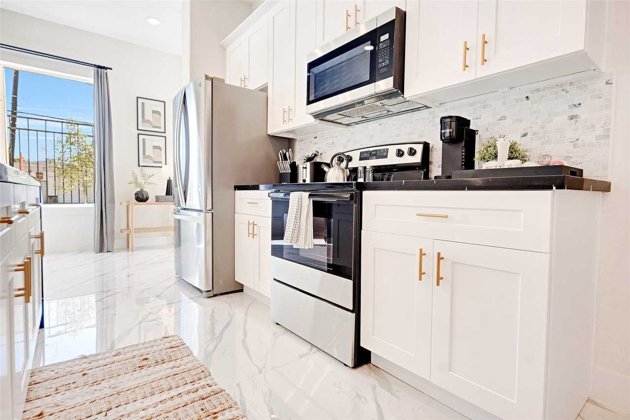 5908 Saint Augustine St #5908F - Photo 6 of 30