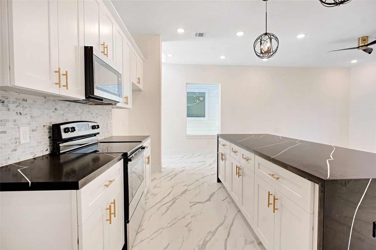 5908 Saint Augustine St #5908F - Photo 7 of 30